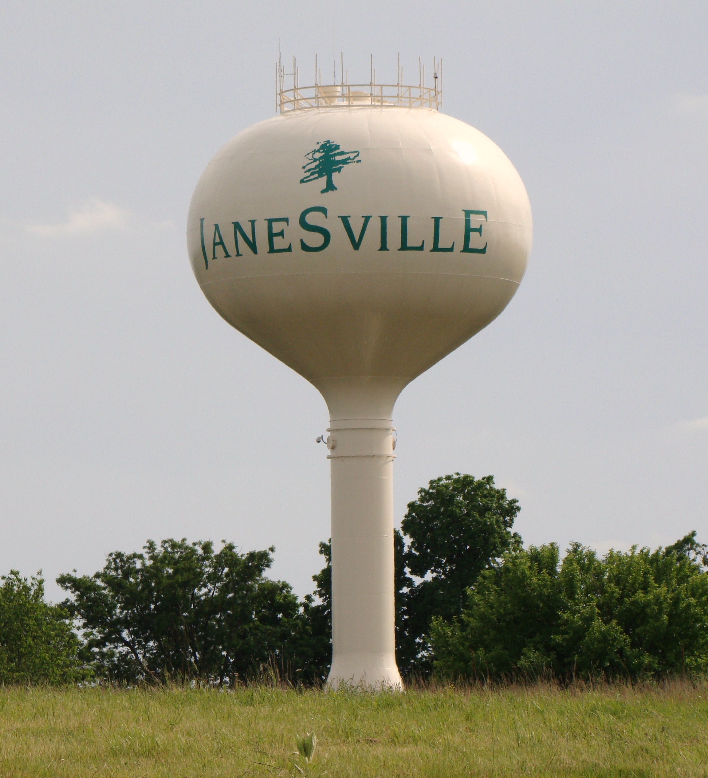 janesville_wi_water_tower.jpg